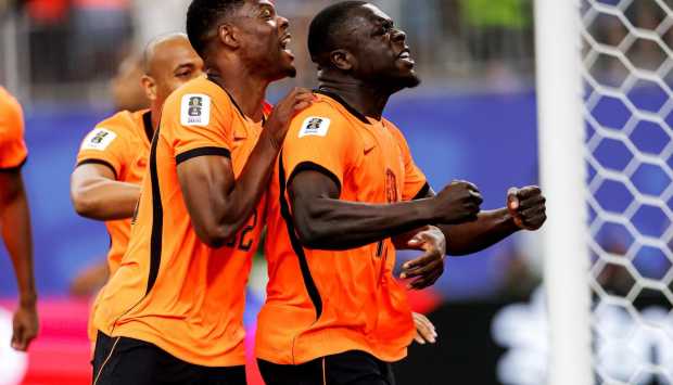 هولندا تتقدم على السويد بثنائية بروبي في الشوط الأول من مباراة كأس العالم 2026