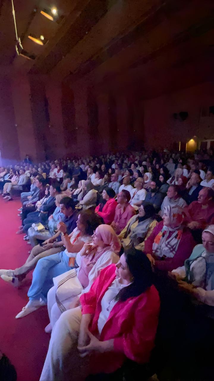 فتاة المعرض