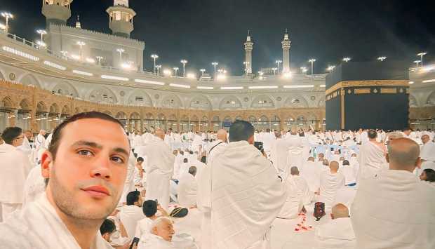 محمد إمام يؤدي العمرة بعد نجاح فيلمه الجديد “صقر وكناريا” ويتمنى الخير للجميع