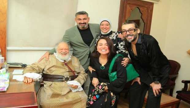 ياسر جلال يشهد إقبالًا جماهيريًا وإشادات فنية خلال عرض “الملك لير”
