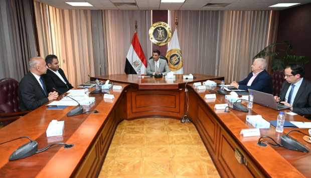 وزير الصناعة يستعرض خطط توطين شواحن السيارات الكهربائية مع شركة أونا للصناعات الكهربائية