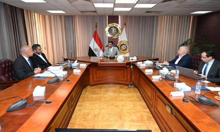 وزير الصناعة خلال اللقاء