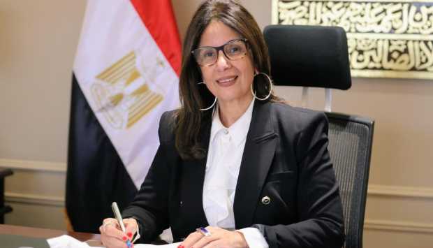 وزيرة الثقافة تبحث مع محافظ الوادي الجديد تعزيز الفعاليات وتطوير الخدمات بالقرى والمراكز