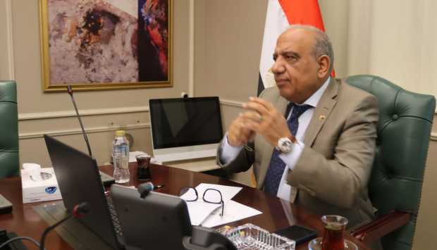 وزير الكهرباء يبحث مع البنك الأوروبي مشروعات الطاقة الجديدة ورفع مستهدفات 2028 إلى 45%