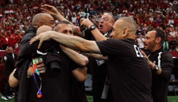 بعد الفوز التاريخي: لاعبو منتخب مصر يحتفلون مع الجماهير في شوارع كندا