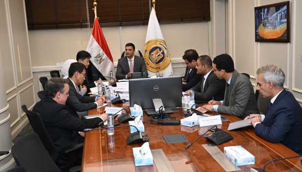 وزير الصناعة يؤكد أهمية الإلكترونيات في إستراتيجية 2030 خلال لقاء مع سامسونج