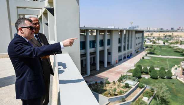 وزير التخطيط يجري جولة في جامعة النيل ويشيد بدعم الحكومة للبحث العلمي