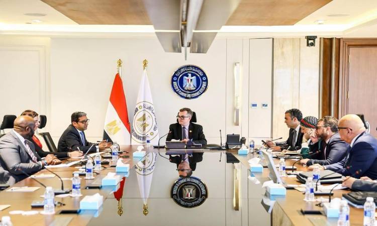 وزير التخطيط خلال الاجتماع